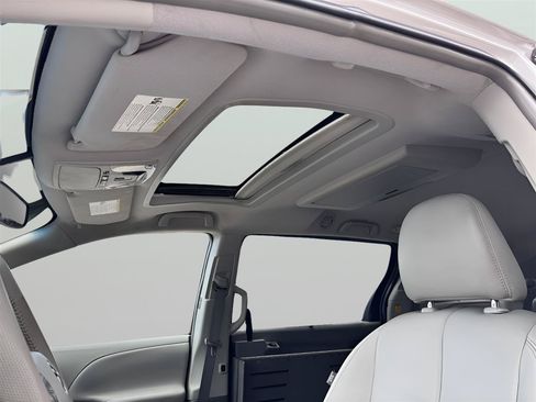 Used 2011 Toyota Sienna XLE w/ Premium Pkg FWD image 13