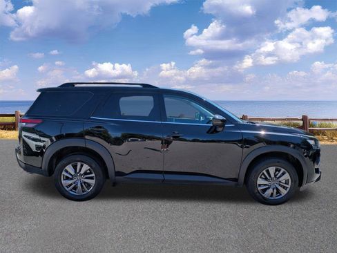 Used 2025 Nissan Pathfinder SV AWD/4WD image 9