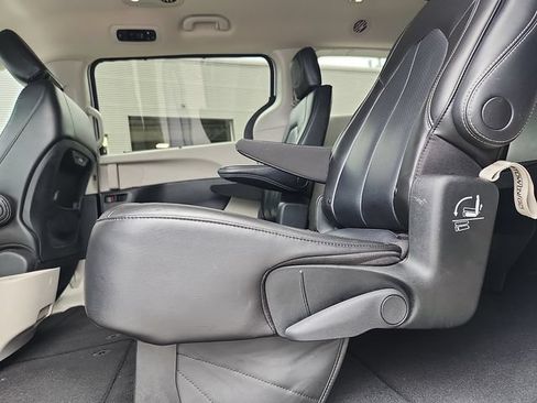 Used 2023 Chrysler Pacifica Touring-L FWD image 25