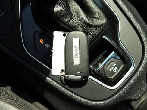 Used 2020 Jeep Cherokee Limited image 28