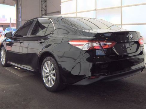 Used 2018 Toyota Camry LE w/ Convenience Package FWD image 2