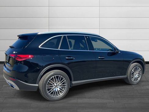 Used 2025 Mercedes-Benz GLC 300 4MATIC image 3