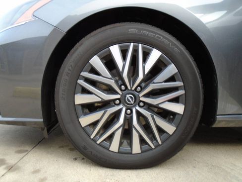 Used 2024 Nissan Altima 2.5 SV FWD image 27