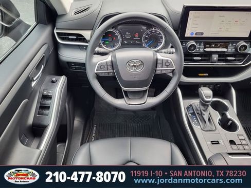 Used 2023 Toyota Highlander XLE FWD image 13