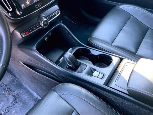 Used 2019 Volvo XC40 T5 Momentum image 16