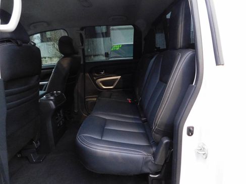 Used 2019 Nissan Titan SV w/ SV Convenience Package image 5