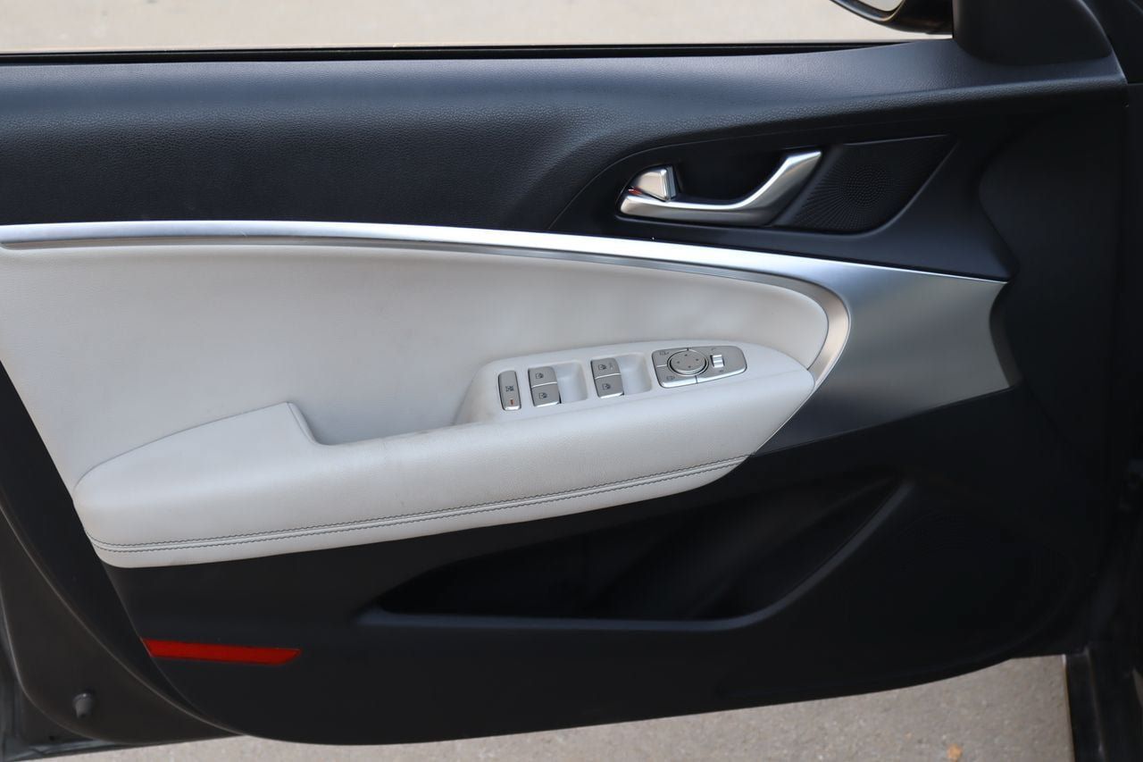 Used 2025 Genesis G70 2.5T RWD image 18