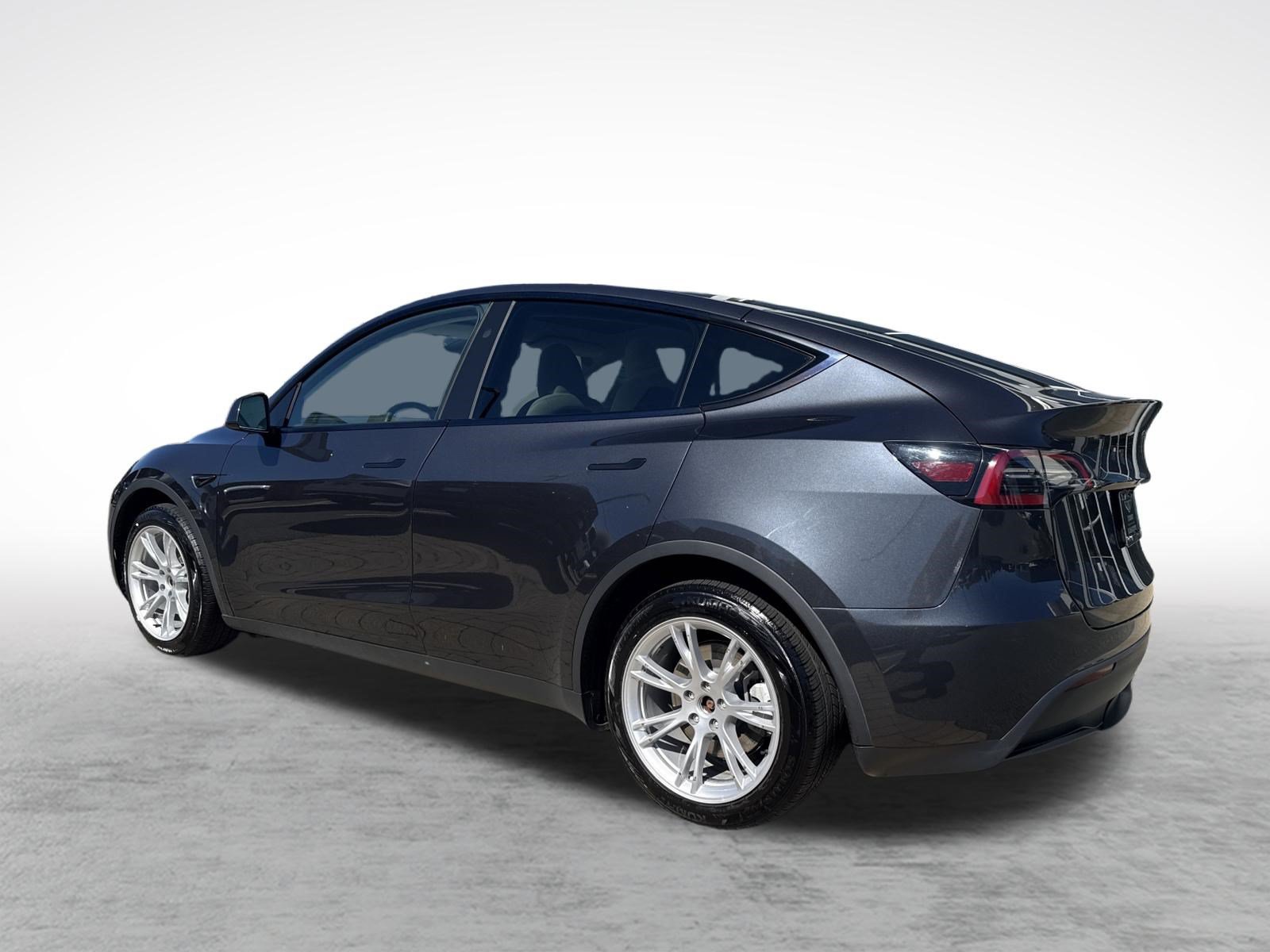 Used 2024 Tesla Model Y Long Range AWD/4WD image 3