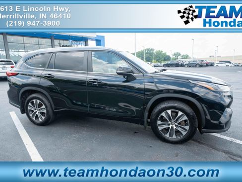 Used 2023 Toyota Highlander XLE AWD/4WD image 1
