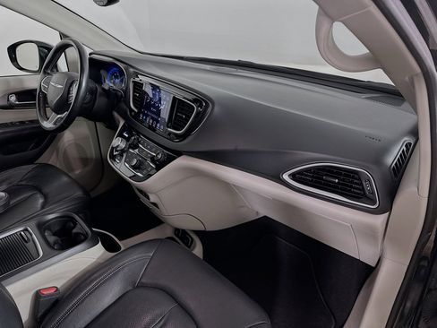 Used 2020 Chrysler Pacifica Touring-L Plus w/ Tire & Wheel Group image 38