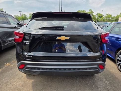 Used 2024 Chevrolet Trax LS FWD image 4