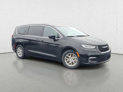 Used 2025 Chrysler Pacifica Select FWD image 2