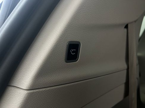 Used 2024 Chrysler Pacifica Touring-L image 15