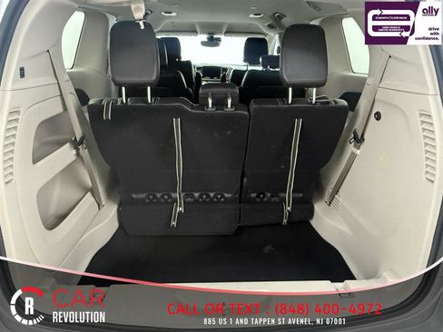 Used 2024 Chrysler Pacifica Touring-L FWD image 7