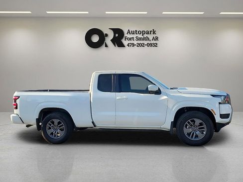 Used 2025 Nissan Frontier SV RWD image 6