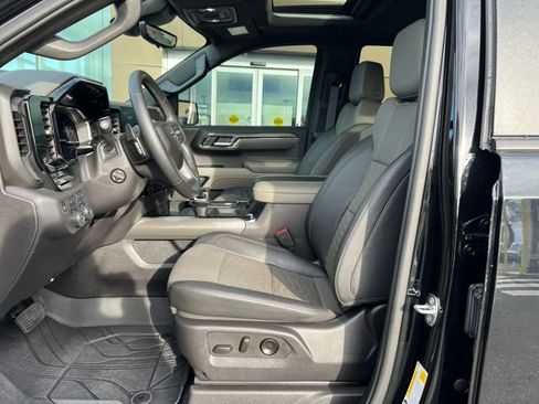 Used 2024 Chevrolet Silverado 1500 ZR2 w/ Technology Package image 9