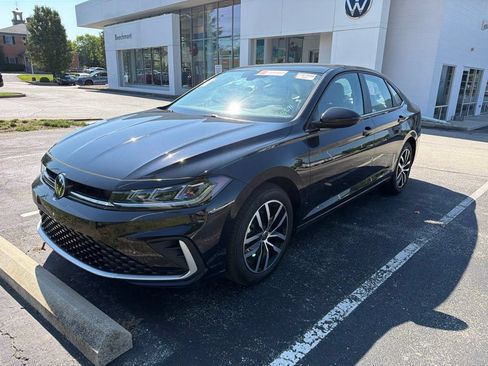 Used 2025 Volkswagen Jetta SE FWD image 2