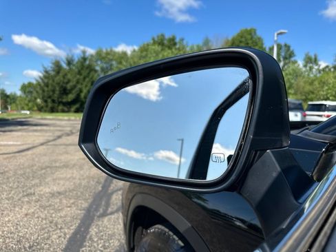 Used 2024 Toyota Highlander XLE FWD image 3