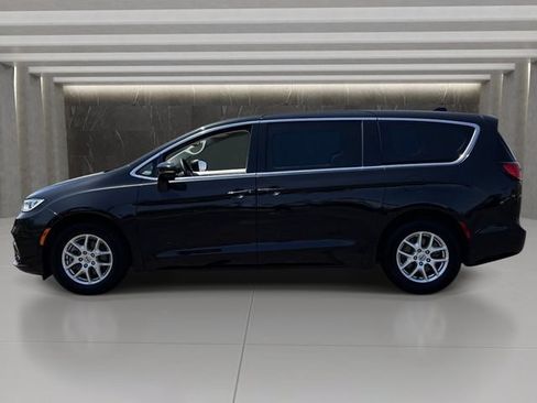 Used 2023 Chrysler Pacifica Touring-L FWD image 2