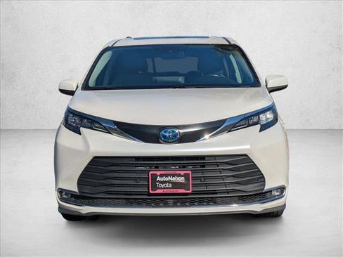 Used 2024 Toyota Sienna XLE image 2