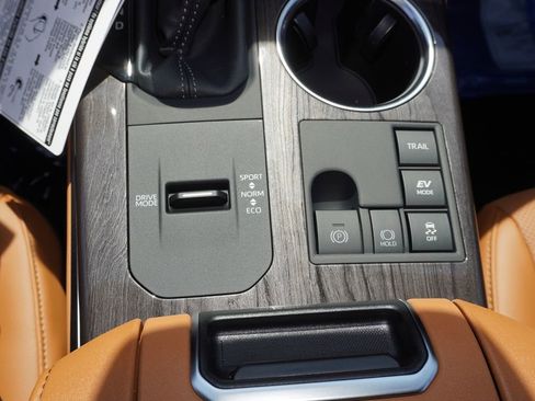 New 2026 Toyota Highlander Platinum image 16