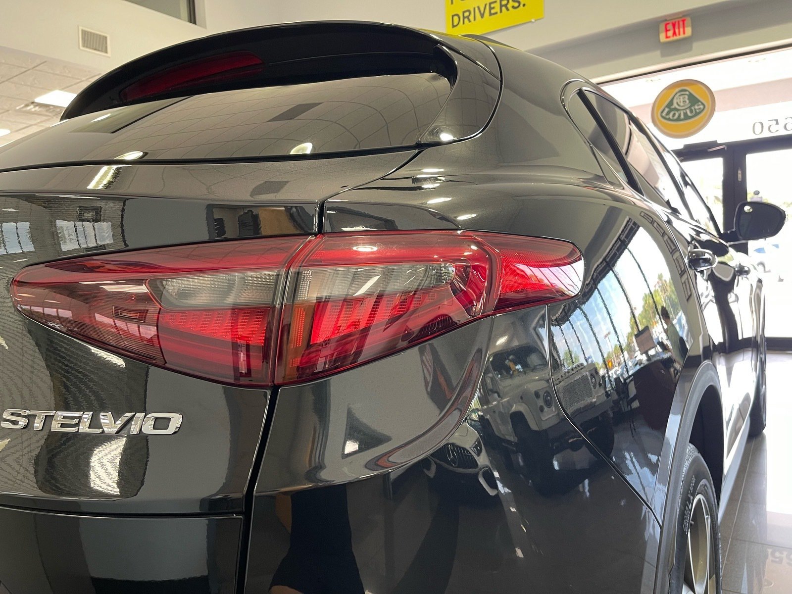 Used 2018 Alfa Romeo Stelvio Sport w/ Quick Order Package 22J Sport AWD/4WD image 17