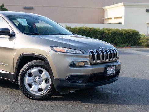 Used 2016 Jeep Cherokee Sport image 9