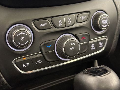 Used 2021 Jeep Cherokee Latitude Plus w/ Sun & Sound Group AWD/4WD image 16