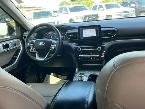 Used 2021 Ford Explorer Limited w/ Equipment Group 301A AWD/4WD image 30