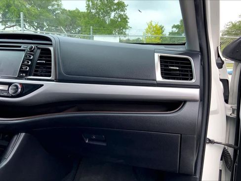 Used 2019 Toyota Highlander XLE FWD image 18