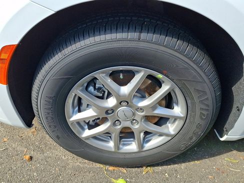 New 2027 Chrysler Pacifica Select FWD image 3