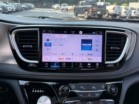 Used 2025 Chrysler Pacifica Pinnacle FWD image 18