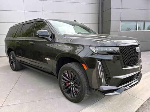 Used 2024 Cadillac Escalade ESV V w/ LPO, ONYX Package image 3