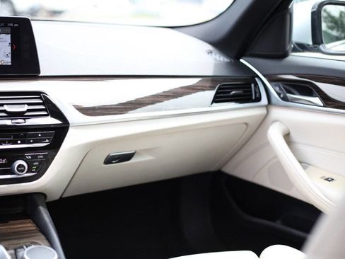 Used 2017 BMW 540i xDrive image 17