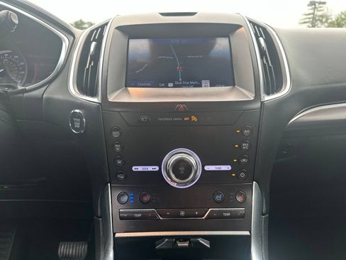 Used 2020 Ford Edge Titanium w/ Equipment Group 301A AWD/4WD image 22