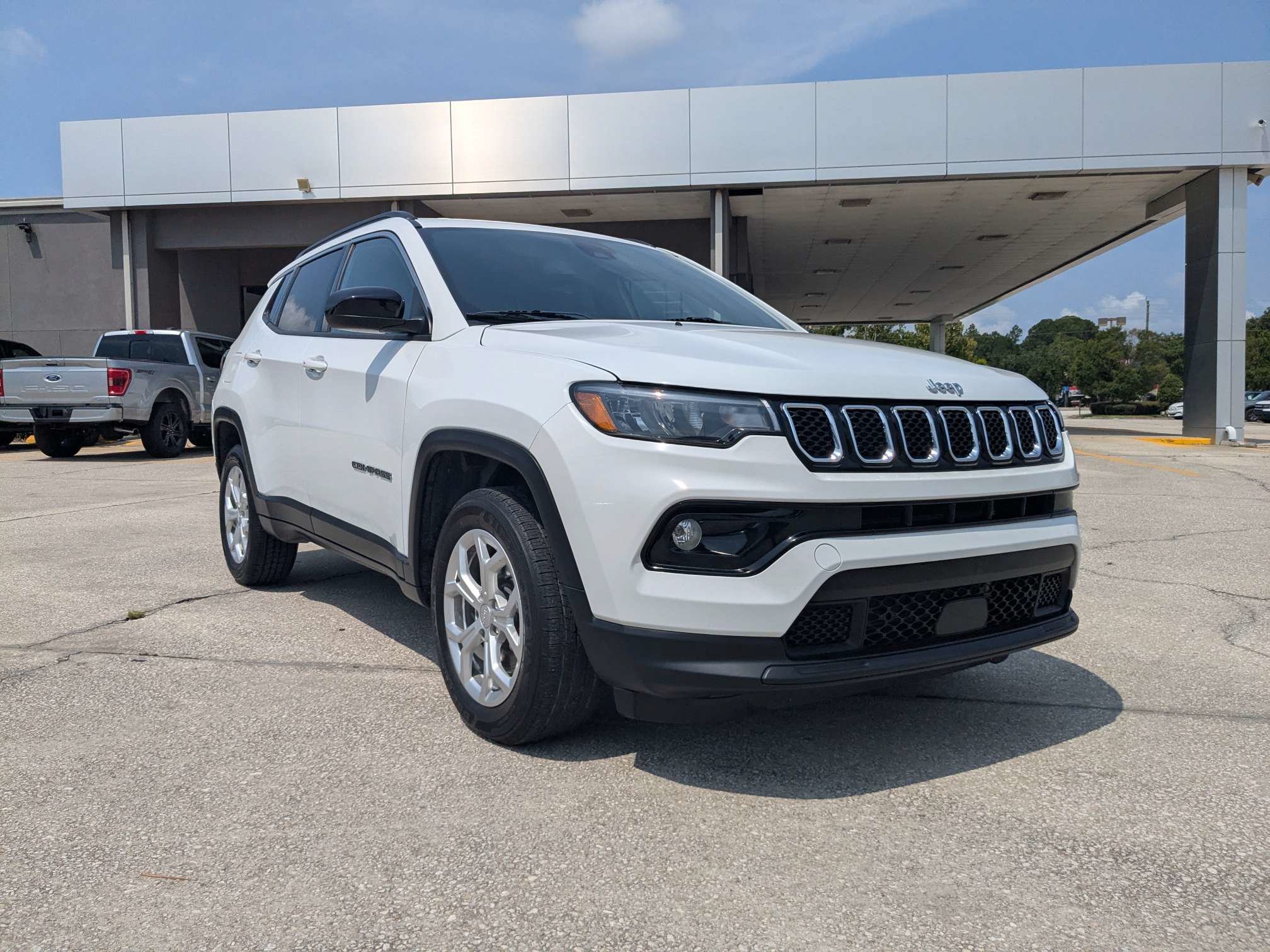Used 2024 Jeep Compass Latitude AWD/4WD image 2