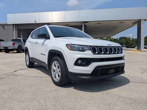 Used 2024 Jeep Compass Latitude AWD/4WD image 2