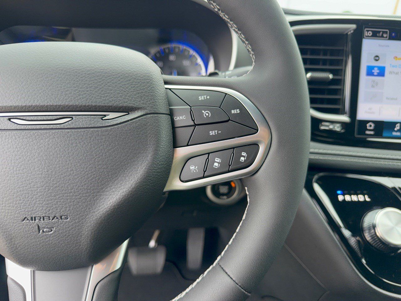 New 2027 Chrysler Pacifica Select FWD image 19
