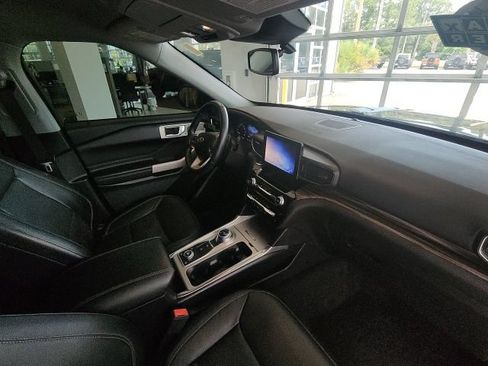 Used 2021 Ford Explorer Limited w/ Equipment Group 301A AWD/4WD image 14
