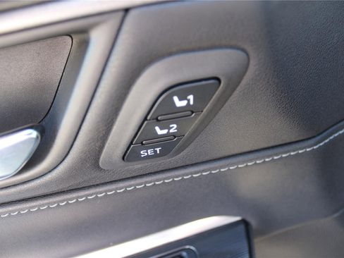 Used 2023 Toyota Venza XLE image 28