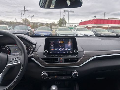 Used 2025 Nissan Altima 2.5 SV FWD image 17