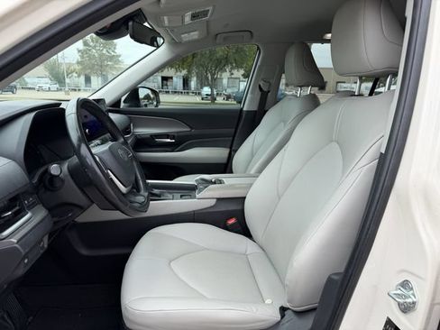 Used 2024 Toyota Grand Highlander AWD image 20