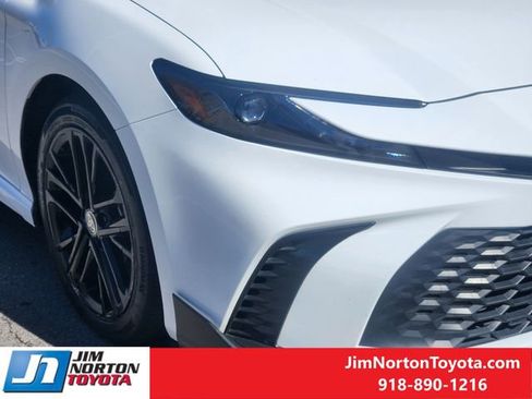 Used 2025 Toyota Camry SE w/ Convenience Package image 10