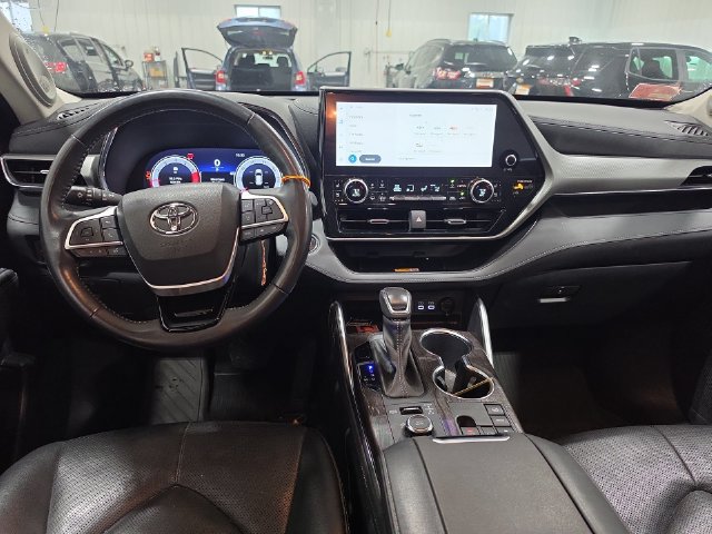 Used 2023 Toyota Highlander Platinum AWD/4WD image 4