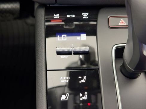 Certified 2026 Porsche Macan AWD/4WD image 19