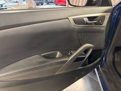 Used 2016 Hyundai Veloster w/ Option Group 03 image 16