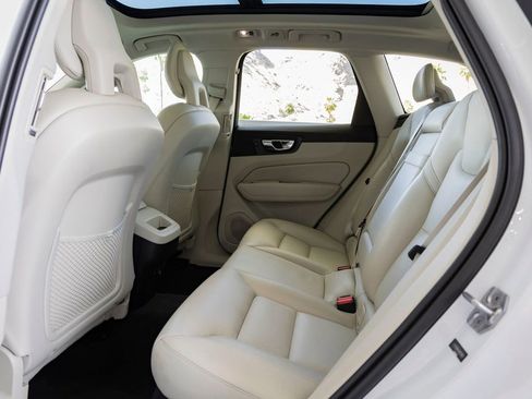 Used 2018 Volvo XC60 T5 Momentum w/ Vision Package image 20