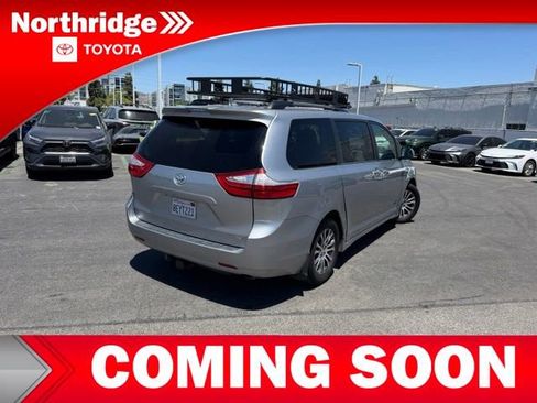 Used 2018 Toyota Sienna XLE w/ XLE Navigation Package FWD image 4