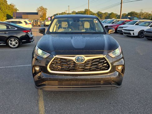 Used 2022 Toyota Highlander LE AWD/4WD image 2