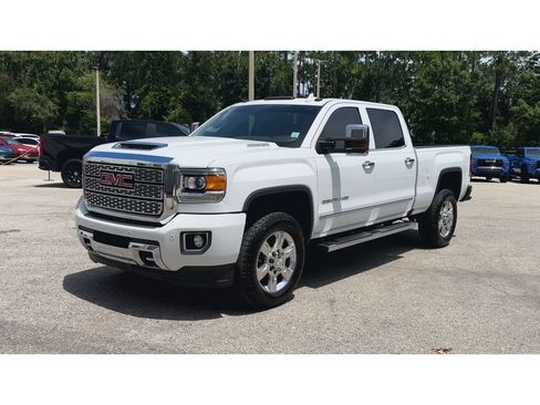 Certified 2019 GMC Sierra 2500 Denali w/ Duramax Plus Package AWD/4WD image 4